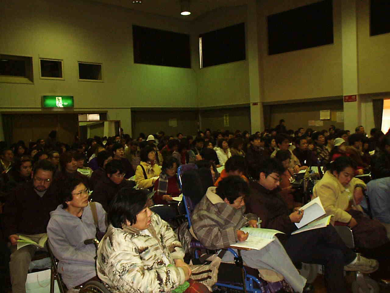 �ʐ^�F300���̎Q����